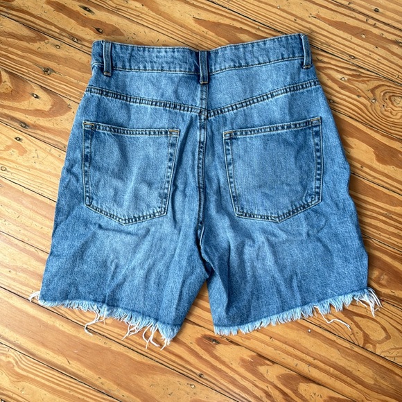 Medium length cut off shorts - Picture 2 of 3